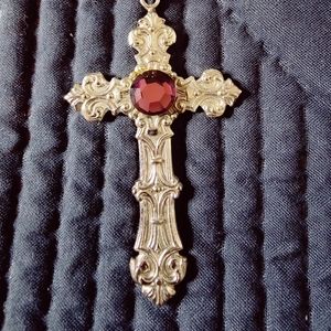 🎊Silvertone cross necklace